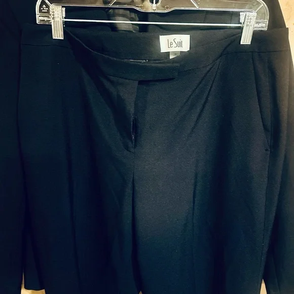 Le Suit Women’s Navy Blue 2 Piece Suit – Size 10 Pleated Pants Worn Once - Picture 12 of 12